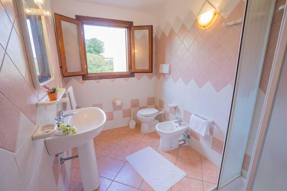 Residence Baia Sant Anna Con Piscina Tanaunella Eksteriør billede