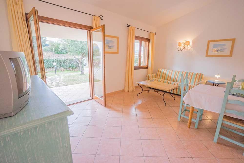 Residence Baia Sant Anna Con Piscina Tanaunella Eksteriør billede