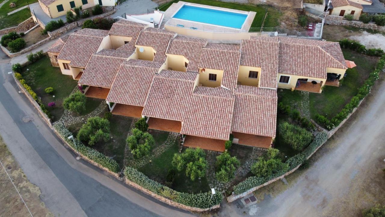 Residence Baia Sant Anna Con Piscina Tanaunella Eksteriør billede
