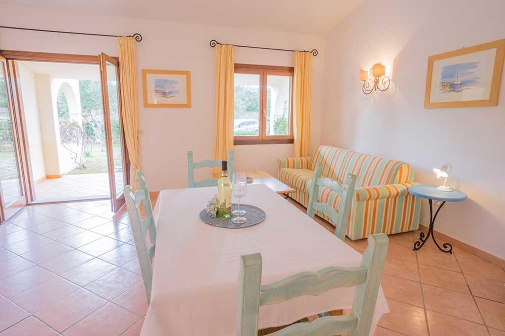 Residence Baia Sant Anna Con Piscina Tanaunella Eksteriør billede