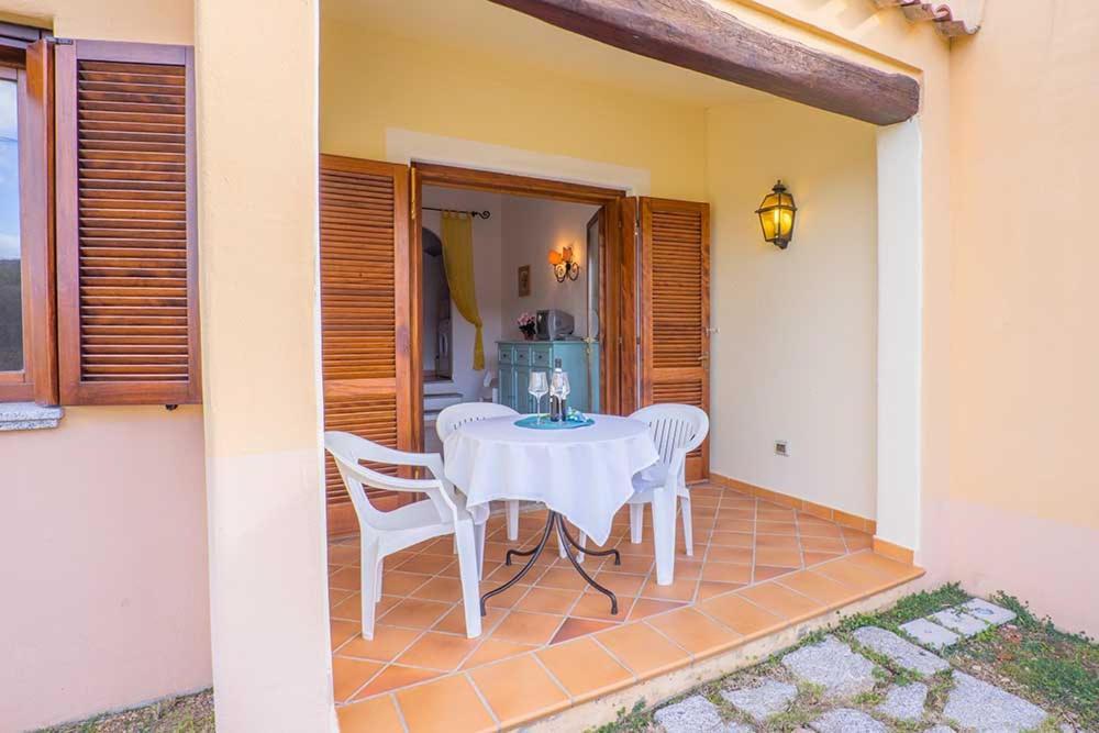 Residence Baia Sant Anna Con Piscina Tanaunella Eksteriør billede