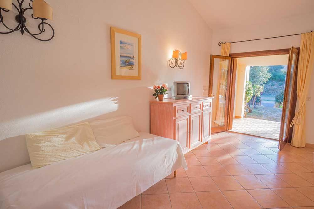 Residence Baia Sant Anna Con Piscina Tanaunella Eksteriør billede