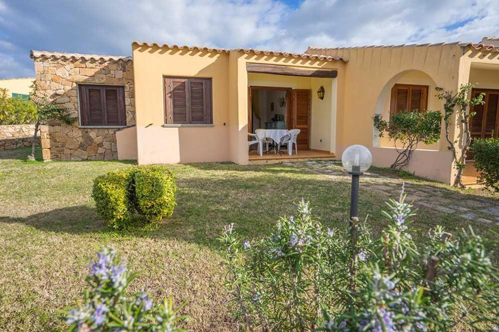 Residence Baia Sant Anna Con Piscina Tanaunella Eksteriør billede
