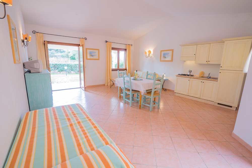 Residence Baia Sant Anna Con Piscina Tanaunella Eksteriør billede