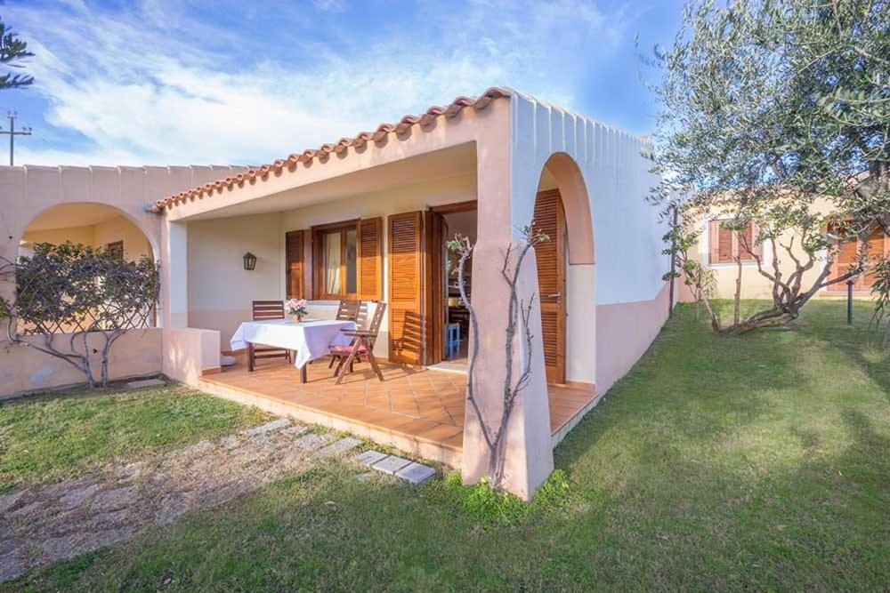 Residence Baia Sant Anna Con Piscina Tanaunella Eksteriør billede