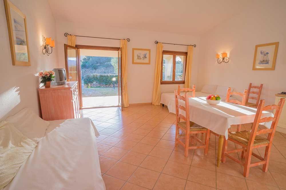 Residence Baia Sant Anna Con Piscina Tanaunella Eksteriør billede