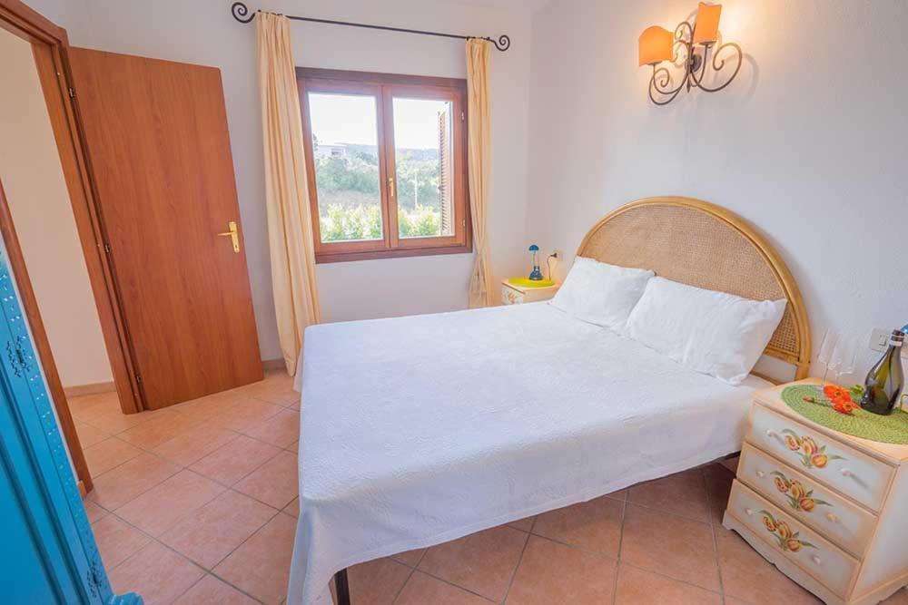 Residence Baia Sant Anna Con Piscina Tanaunella Eksteriør billede