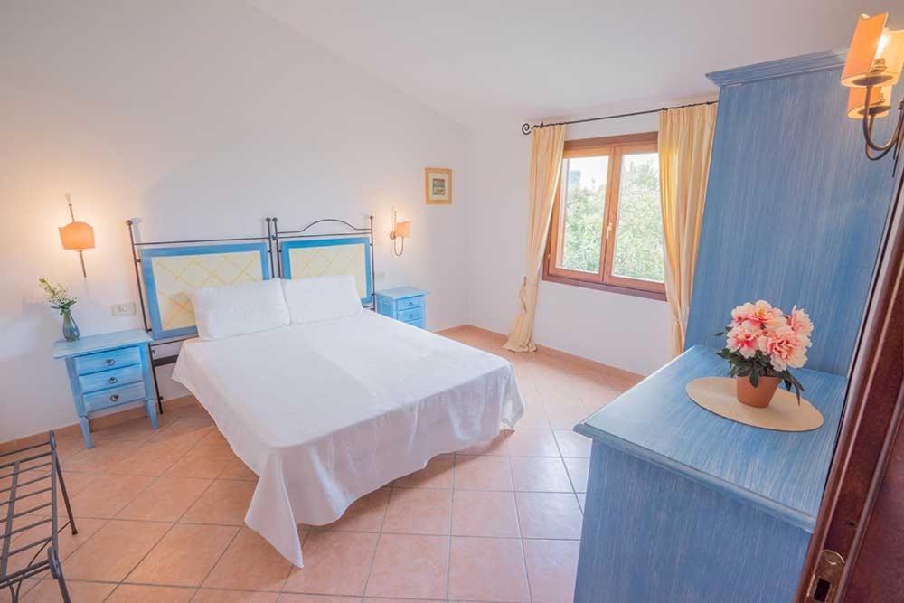 Residence Baia Sant Anna Con Piscina Tanaunella Eksteriør billede