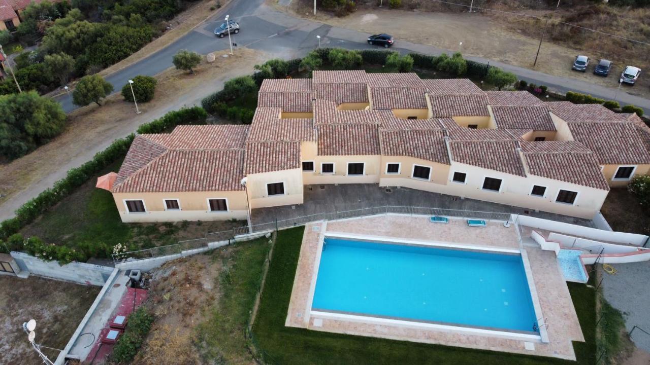 Residence Baia Sant Anna Con Piscina Tanaunella Eksteriør billede