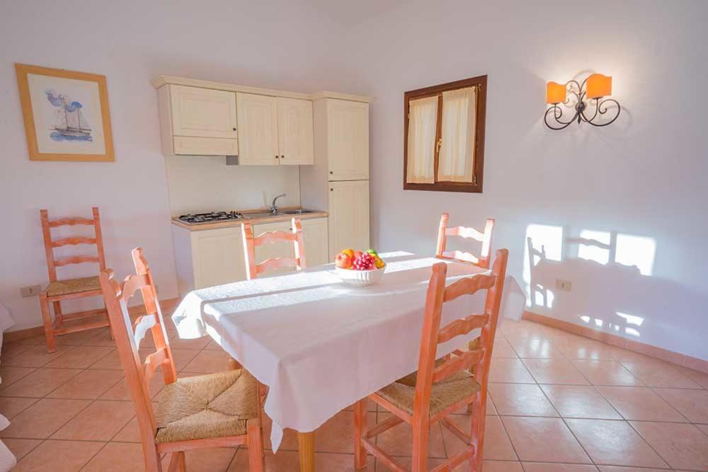 Residence Baia Sant Anna Con Piscina Tanaunella Eksteriør billede