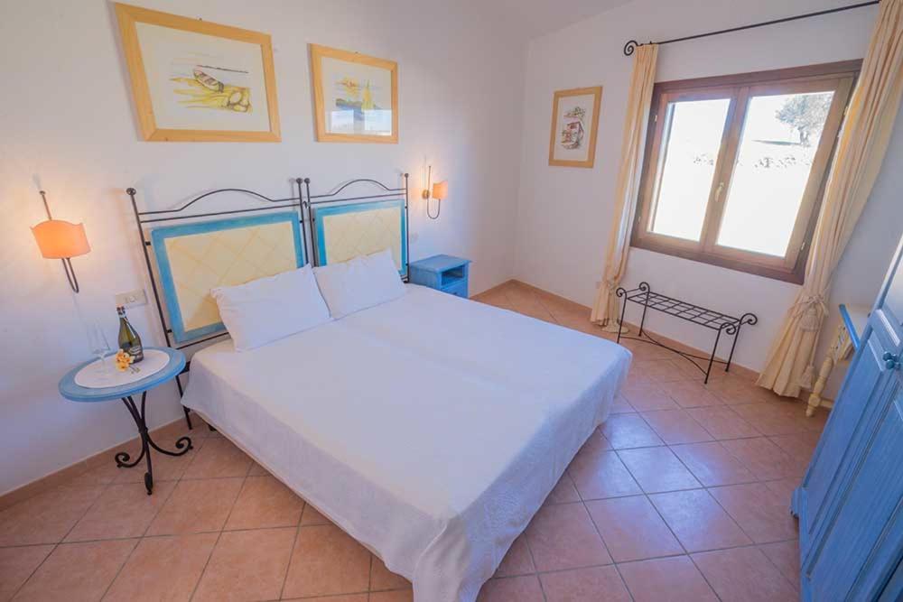 Residence Baia Sant Anna Con Piscina Tanaunella Eksteriør billede