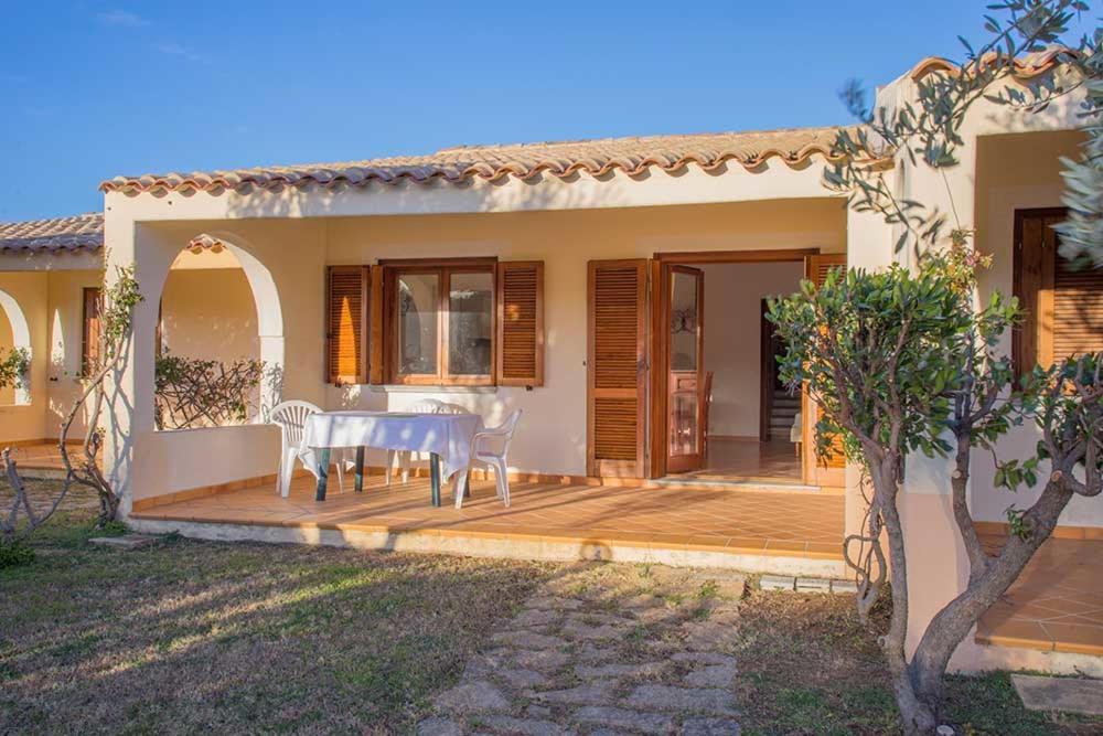 Residence Baia Sant Anna Con Piscina Tanaunella Eksteriør billede