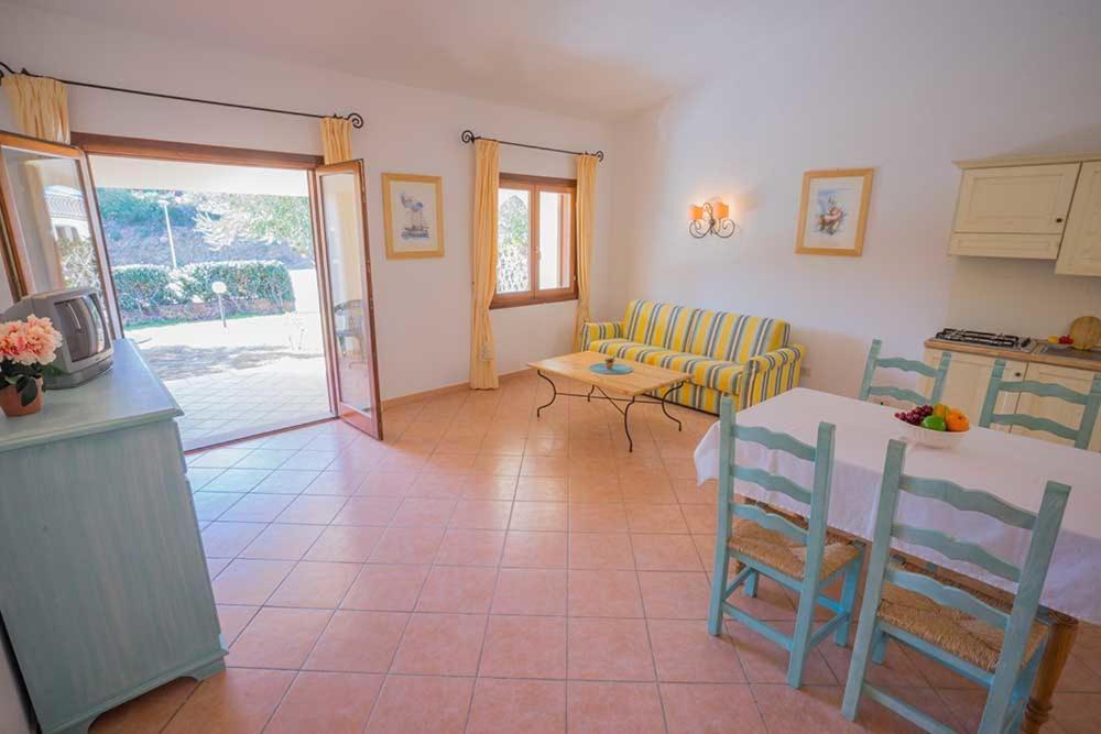 Residence Baia Sant Anna Con Piscina Tanaunella Eksteriør billede