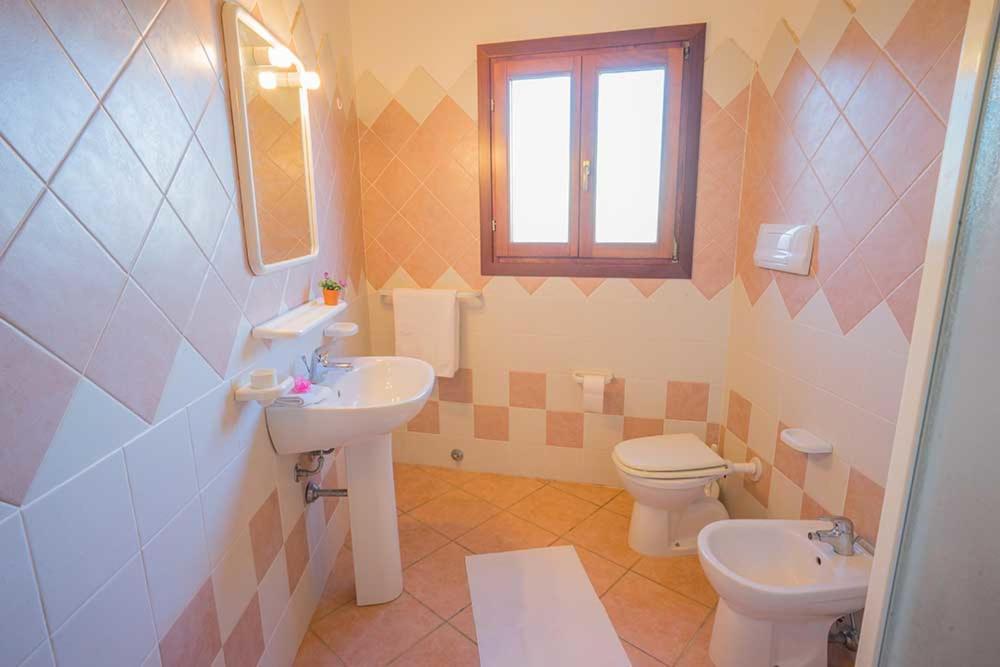 Residence Baia Sant Anna Con Piscina Tanaunella Eksteriør billede